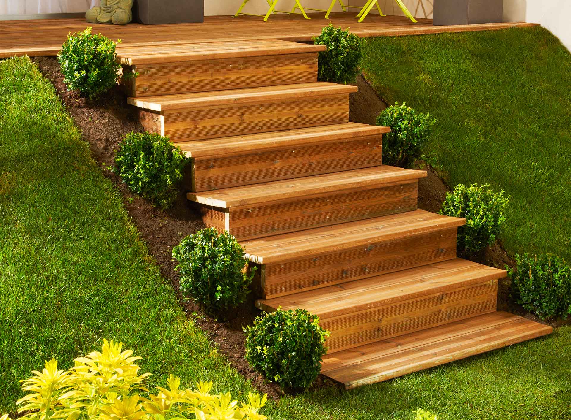 Modultreppen bieten kreative möglichkeiten den Garten einzigartig zu gestalten Modultreppe mit Holzverkleidung fügt sich wunderbar in Garten ein