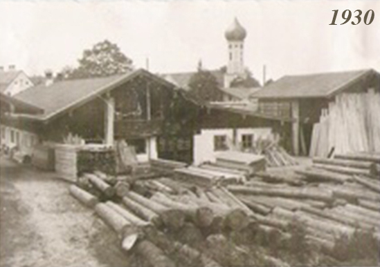 alte Aufnhame aus dem Jahr 1930 von einem Stapel Baumstämmen