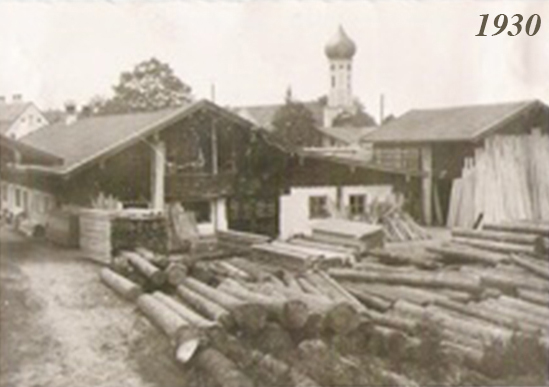 Historische Bilder von Ihrem Fachmann Sägewerk Gasteiger in Fischbachau alte Aufnhame aus dem Jahr 1930 von einem Stapel Baumstämmen