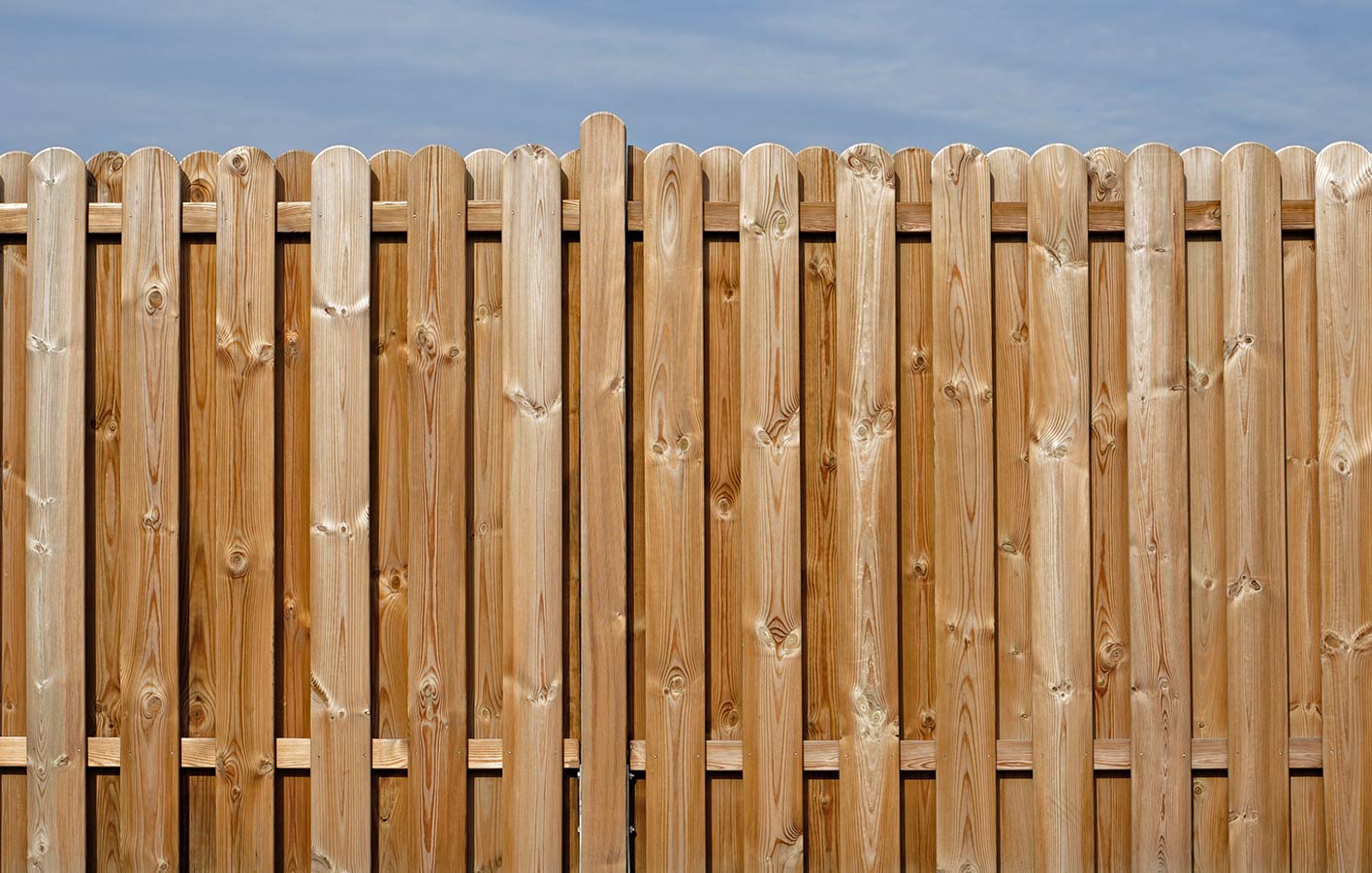 Nahaufnahme eines Sichschutzaunes aus Holz