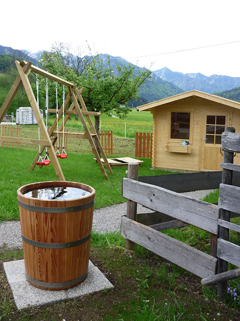 Holzfass und ein Gartenhaus aus der Gartenausstellung vom Sägewerk Gasteiger